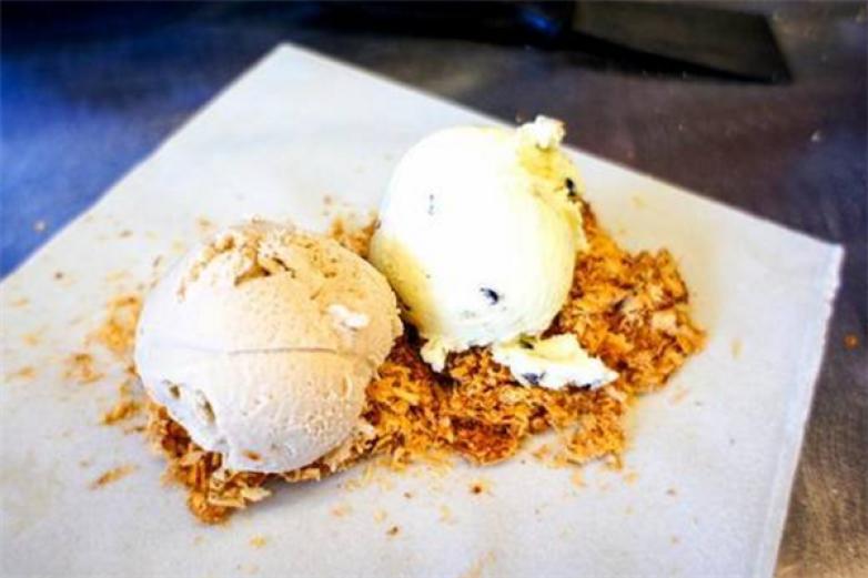 妞妞猫花生卷冰淇淋